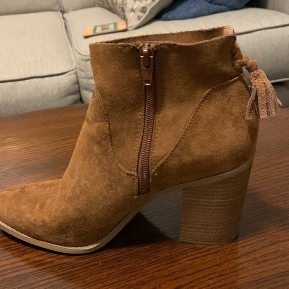 Universal Thread suede booties, tan, size 8, side zipper, decorative tassel - Picture 4 of 6